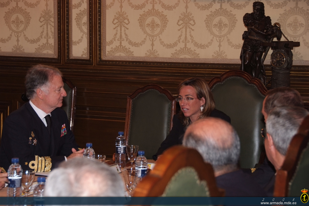 La Ministra de Defensa Carme Chacón y el Almirante General Zaragoza, Jefe de Estado Mayor de la Armada, durante la reunión del Consejo Superior de la Armada